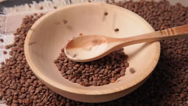 調理されていない赤いレンズ豆を木の鉢に流し込み. — ストック動画