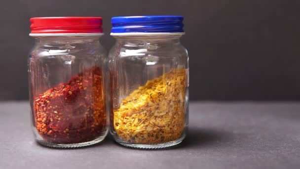 Køkkenredskaber glas krukker med tørre krydderier. Sauce, curry, tørrede tomater – Stock-video