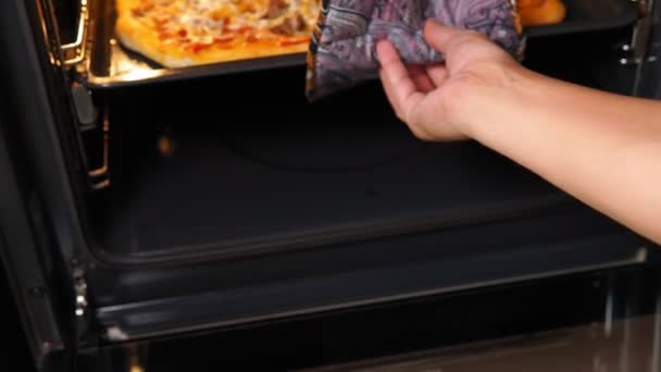 Приготування домашньої піци в духовці. вибірковий фокус, домашня їжа — стокове відео