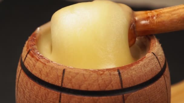 Honing in een houten kom. Een close-up macro. Gezonde biologische honing. selectieve focus — Stockvideo