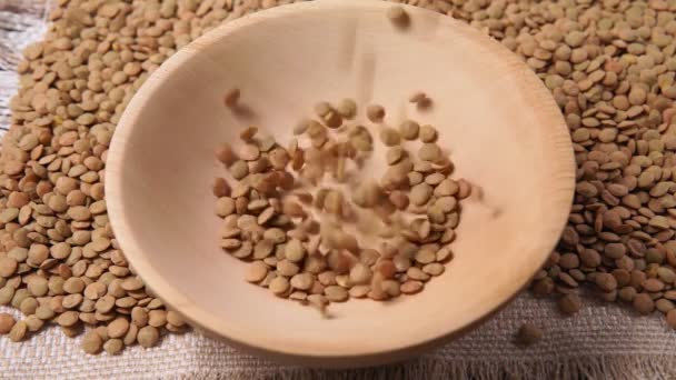 Lentilles vertes dans un bol en bois sur la table close-up. rustique — Video