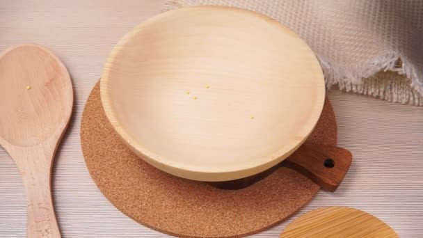 素朴なスタイルの木製のボウルに生のキビ粥。選択的集中乾燥雑穀 — ストック動画