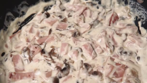 Carbonara se slaninou a parmezánem na keramickém talíři. Jedno z nejoblíbenějších jídel italské kuchyně. — Stock video