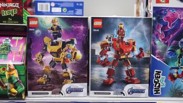 Tyumen, Rusia-11 de octubre de 2020: caja de cartón con juguetes de vengadores lego marvel en el estante del supermercado. — Vídeos de Stock