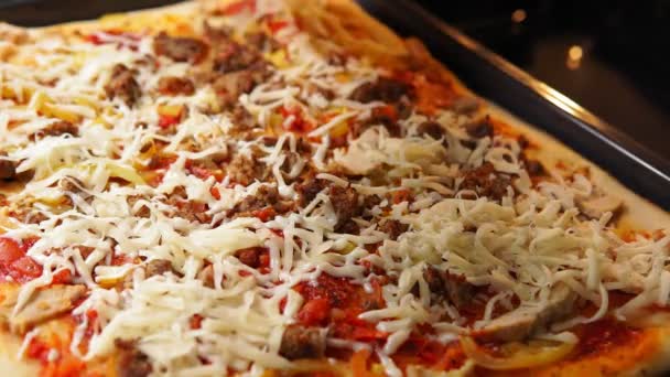 Dodawanie sera do pizzy. kuchnia domowa selektywne skupienie — Wideo stockowe