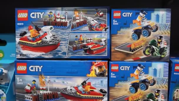 Tyumen, Rusya-11 Ekim 2020: süpermarketin rafında lego şehir oyuncaklarıyla dolu karton kutu. — Stok video