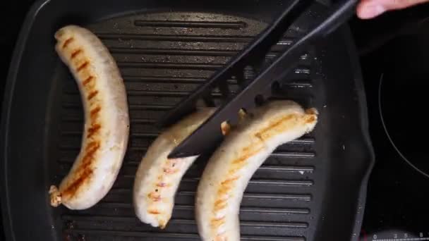 Vaření klobás na grilu horní pohled. Tradiční německá kuchyně. — Stock video