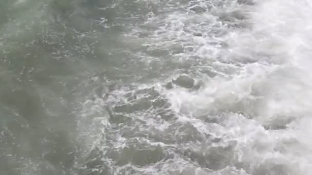 Onda do mar Surf. Monta em câmara lenta. foco seletivo. Tempestade marítima. Natureza — Vídeo de Stock