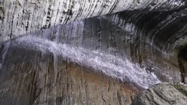 Agua que fluye o cae en movimiento de parada en la cascada. Fondo natural de vídeo vertical — Vídeos de Stock