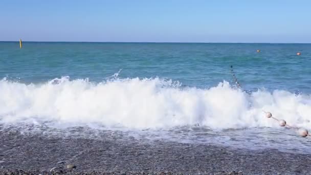 Vagues de mer sur le rivage de la mer foyer sélectif. au ralenti. Paysage marin d'été — Video