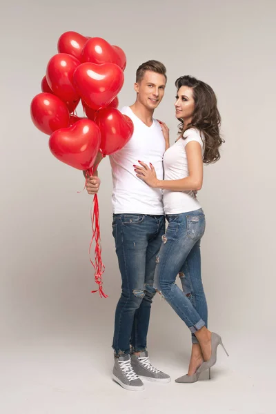 Feliz Casal Amante Com Balão Vermelho Dia Dos Namorados — Fotografia de Stock