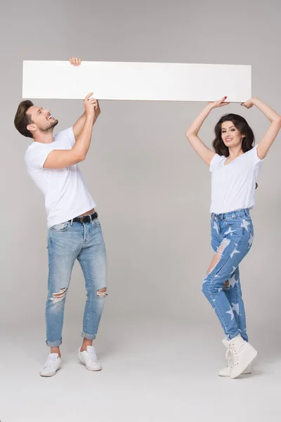 Gelukkig Zomer Paar Met White Board — Stockfoto