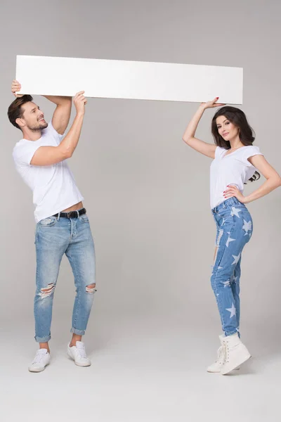 Gelukkig Zomer Paar Met White Board — Stockfoto