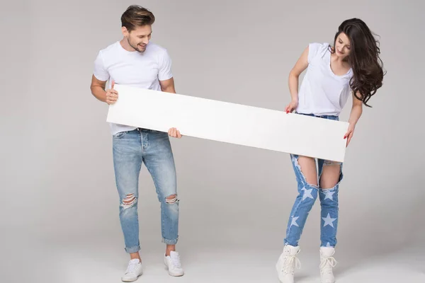 Gelukkig Zomer Paar Met White Board — Stockfoto