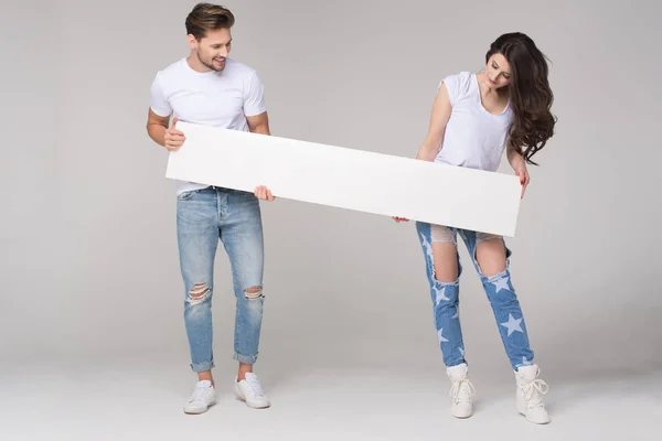 Gelukkig Zomer Paar Met White Board — Stockfoto
