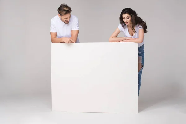 Gelukkig Zomer Paar Met White Board — Stockfoto