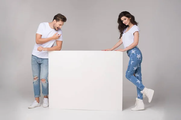 Gelukkig Zomer Paar Met White Board — Stockfoto