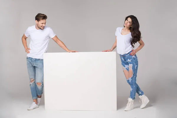 Gelukkig Zomer Paar Met White Board — Stockfoto