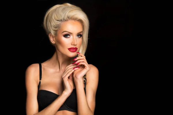 Sexig Blond Kvinna Svarta Underkläder Och Röda Läppar Över Svart — Stockfoto