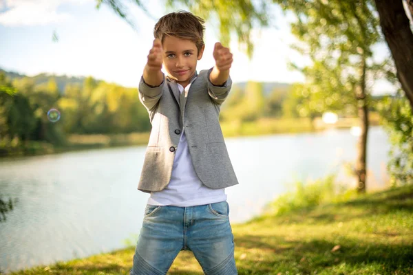 Vacker Elegant Pojke Nära Lake — Stockfoto