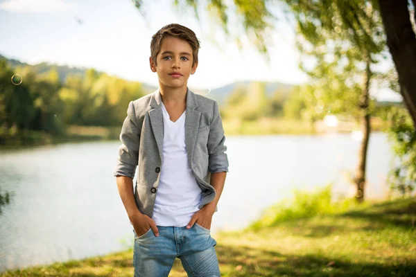 Bonito Menino Elegante Perto Lago — Fotografia de Stock