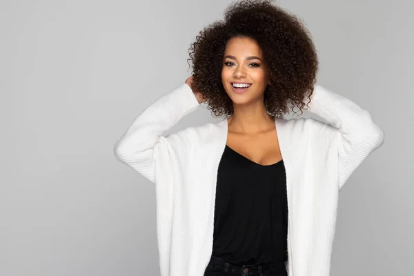 Hermosa Sonriente Mujer Afroamericana —  Fotos de Stock