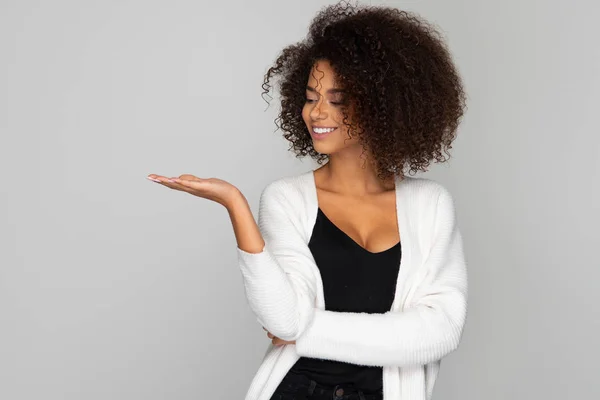 Mooie Lachende Afro Amerikaanse Vrouw — Stockfoto