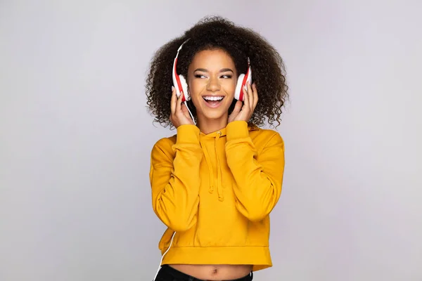 Mujer Joven Disfrutando Música —  Fotos de Stock