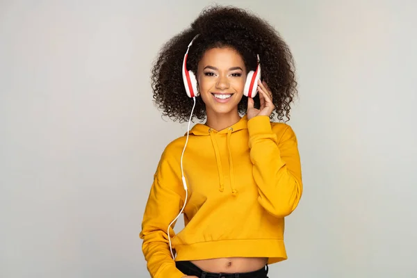 Mujer Joven Disfrutando Música —  Fotos de Stock