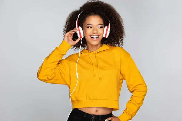 Mujer Joven Disfrutando Música —  Fotos de Stock