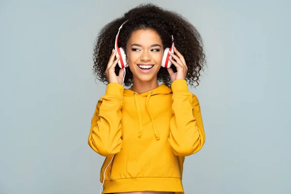 Mujer Joven Disfrutando Música —  Fotos de Stock
