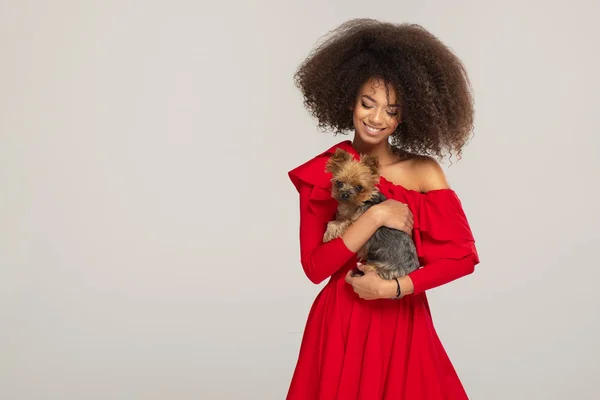 Gelukkig Jonge Vrouw Met Puppy — Stockfoto