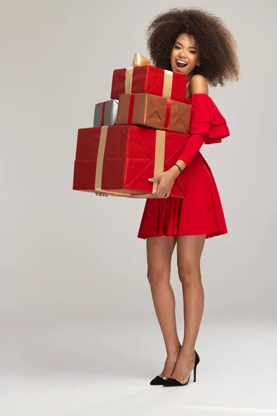 Modelo Feminino Desgaste Vestido Vermelho Mantém Presentes — Fotografia de Stock