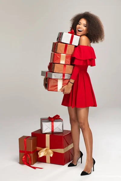 Modelo Feminino Desgaste Vestido Vermelho Mantém Presentes — Fotografia de Stock