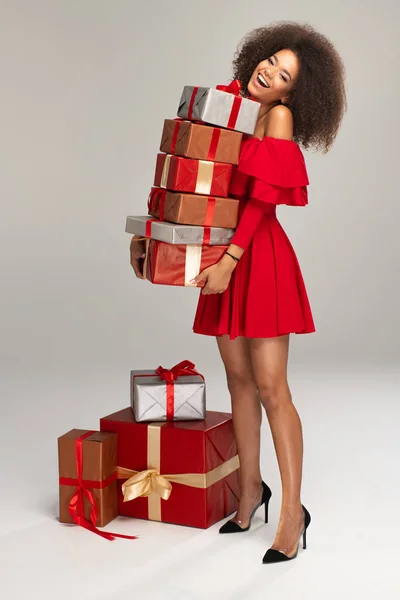 Modelo Feminino Desgaste Vestido Vermelho Mantém Presentes — Fotografia de Stock