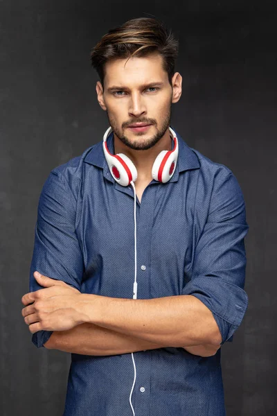 Joven Feliz Con Auriculares Escuchar Música —  Fotos de Stock