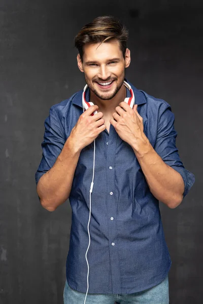 Joven Feliz Con Auriculares Escuchar Música — Foto de Stock