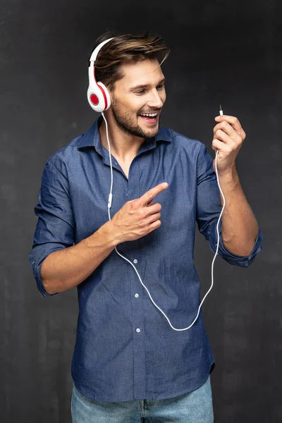 Joven Feliz Con Auriculares Escuchar Música —  Fotos de Stock