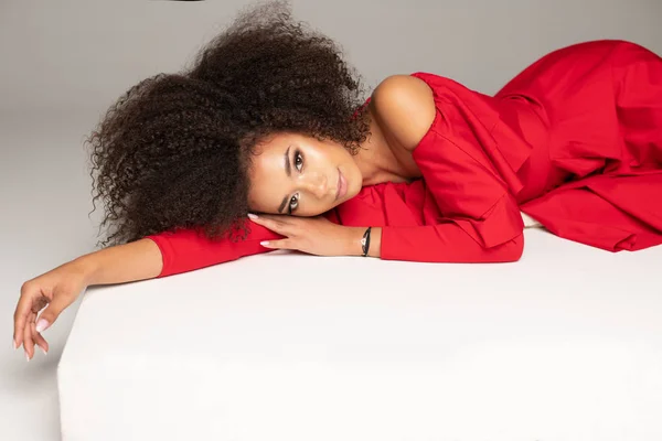 赤いドレスのセクシーなアフリカ女性 — ストック写真