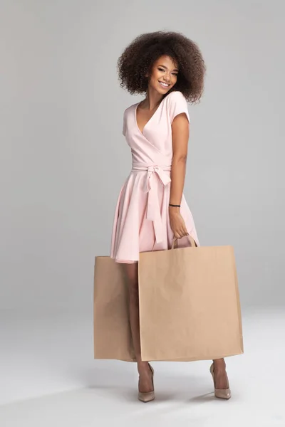 Gelukkig Afrikaanse Vrouw Met Shopping Tassen — Stockfoto