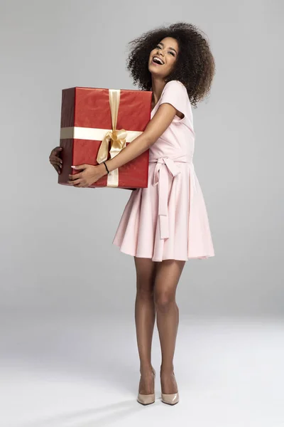 Model Trägt Rotes Kleid Und Behält Geschenke — Stockfoto