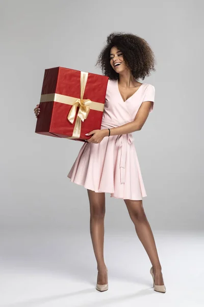 Vrouwelijke Model Slijtage Rode Jurk Houdt Geschenken — Stockfoto