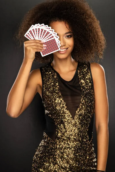 Unga Afro Woman Holding Spelkort — Stockfoto