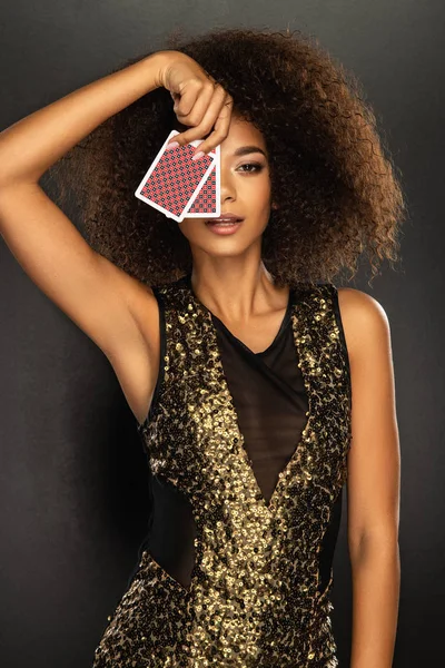 Giovane Donna Afro Possesso Carte Gioco — Foto Stock