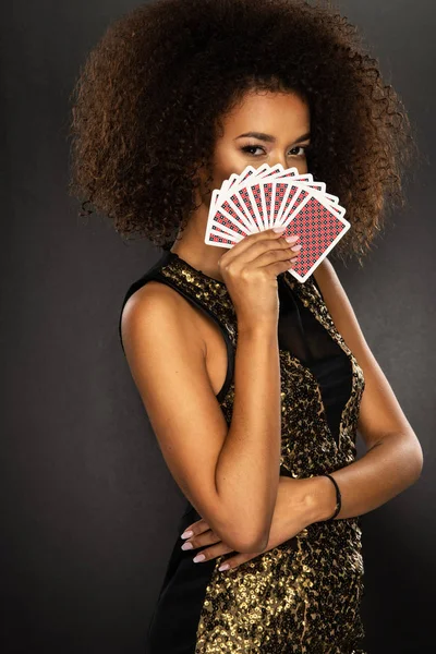 Jovem Afro Mulher Segurando Cartas Jogo — Fotografia de Stock