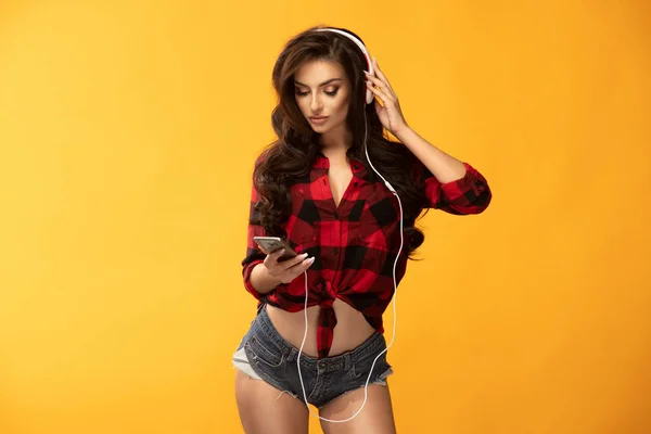 Mujer Joven Disfrutando Música —  Fotos de Stock