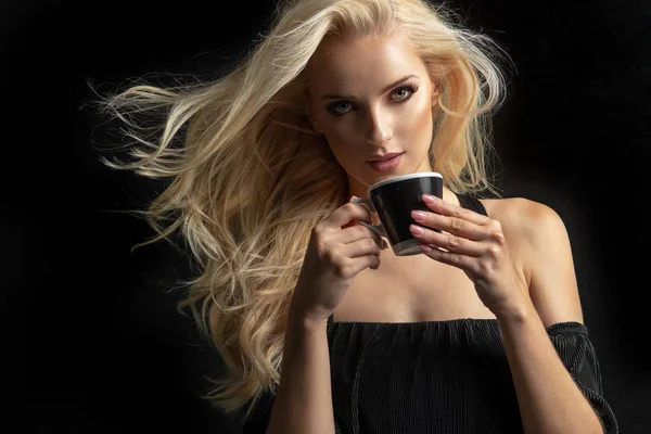 Ομορφιά ξανθιά γυναίκα φλιτζάνι καφέ κρατήστε. — Φωτογραφία Αρχείου