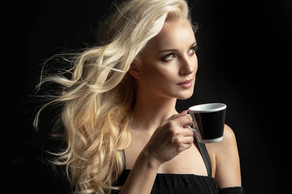 Skönhet blond kvinna kaffekopp hålla. — Stockfoto