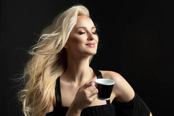 Schoonheid blonde vrouw koffie kopje Hold. — Stockfoto