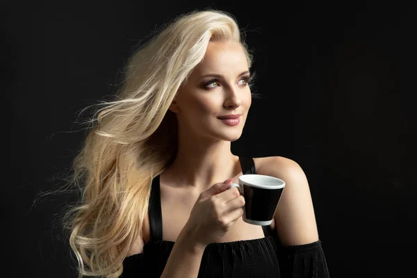 Schoonheid blonde vrouw koffie kopje Hold. — Stockfoto